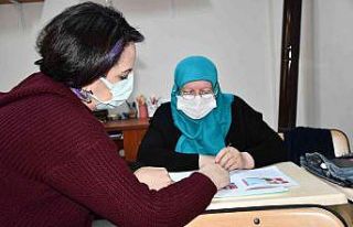 Yaşlı teyzeler, okuma azimleri ile gençlere taş...