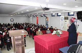 Yazarlar okullarda öğrencilerle buluşuyor