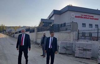 Yeni hastane önündeki çalışmaları yerinde inceledi