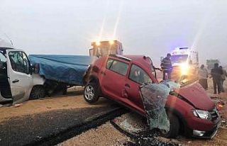 Yoğun sis kazaya neden oldu, okul servisiyle 2 otomobil...
