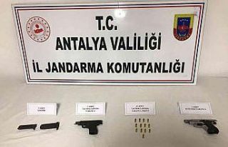 Yol kontrol noktasında durdurulan araçtan ateşli...