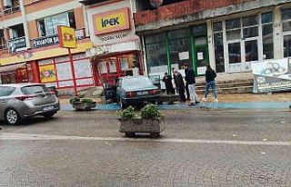 Yoldan çıkan aracı beton saksılar durdurdu