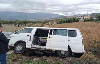 Yoldan çıkan minibüs devrildi: 4 yaralı