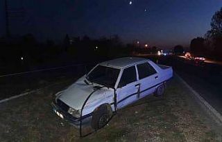 Yoldan çıkan otomobil refüje çarptı