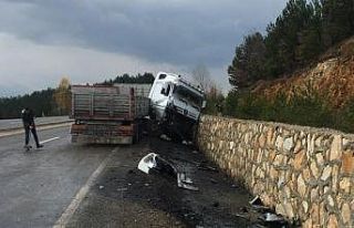 Yoldan çıkan tır, istinat duvarına çarptı