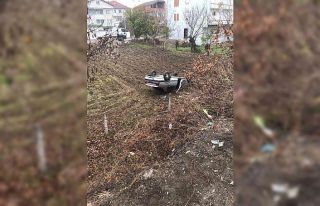 Yoldan çıktı, takla atarak tarlaya uçtu