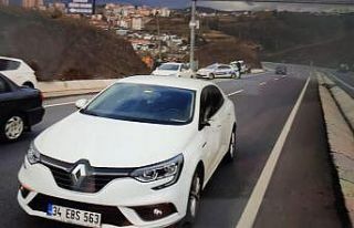 Yolun karşısına geçmeye çalışan çocuğa otomobil...