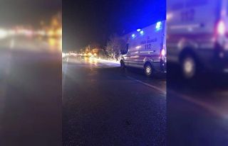 Yolun karşısındaki akaryakıt istasyonuna giden...