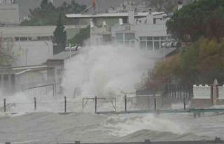 Yüksekliği 5 metreyi bulan dev dalgalar sahilleri...