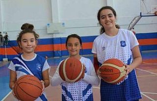 Yunusemre’de kız basketbol okulu açıldı