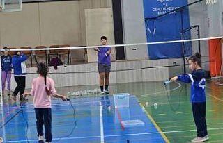 Yunusemreli badmintoncular turnuvalara hazırlanıyor