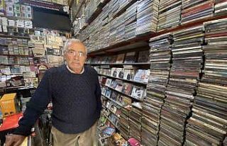 Zamana ve teknolojiye 20 metrekarelik dükkanında...