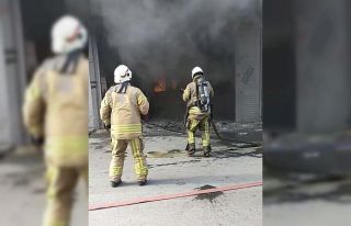 Zeytinburnu’nda bir iş yeri alevlere teslim oldu