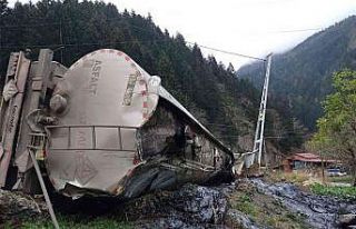 Zift yüklü tanker kaza yaptı: 2 yaralı