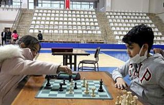 100 sporcu satranç turnuvasında mücadele etti