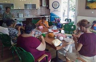 100 Yaş Evi üyelerinden ihtiyaç sahiplerine atkı...