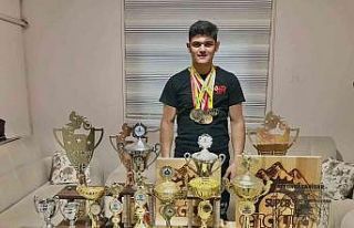 17 yaşındaki Anıl Özeşker, enduro yarışlarında...