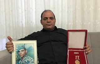 1995 senesinde mayına basarak bacağını kaybeden...