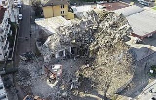 1999 Marmara depreminden kalan izler silinmeye devam...