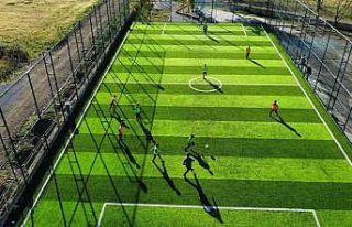 19 Mayıs Belediyesi’nden 2 okula halı saha