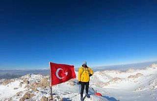 3054 rakımdaki Türk bayrağını yenilediler