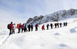 30 dağcı, 6 saatte karlı kaplı zirveye tırmandı