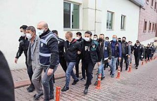350 polisin katıldığı operasyonda yakalanan 15...