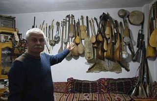 35 yıldır topladığı çalgılar ile evin bir odasını...