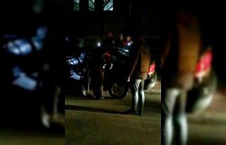 4 aylık bebeklerini arabada kilitleyip alışverişe...