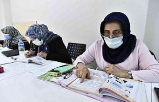 65 yaşında okuma yazma öğrendiler