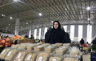 7 yıldır kendi el emeği ürünlerini pazarda satan...