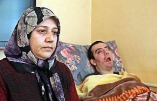 8 yıldır gözlerini kırpamıyor, adeta kan ağlıyor
