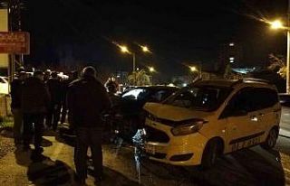Adana’da otomobil ile ticari taksi çarpıştı:...