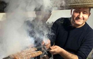 Adanalı esnaftan askıda kebap