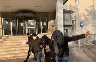 Adliyeye sevk edilen pişkin hırsız şarkı söyleyerek...