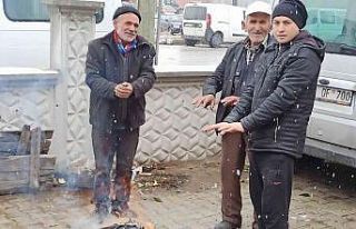 Afyon’da kar yağışı ve soğuk pazarcı esnafına...