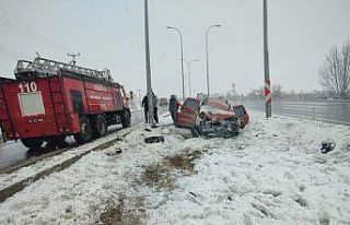 Afyonkarahisar’da otomobil aydınlatma direğine...