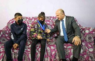 Ağrı Valisi Varol, milli güreşçi Birgül Şimşek’i...