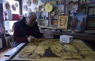 Ahşaplar onun elinde yanarak sanat eserine dönüşüyor