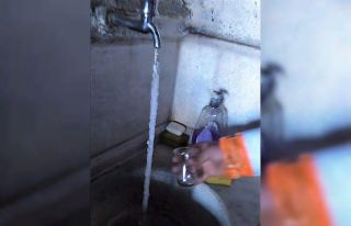 Akan muslukta 50 santimetre buz sarkıtı oluştu