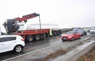 Akaryakıt yüklü tanker devrildi, uzun trafik kuyruğu...