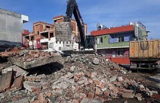 Akdeniz’de bir metruk bina daha yıkıldı