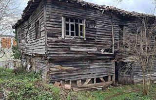 Alaplı’da tehlikeli ahşap evler için yıkım...