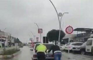 Alaplı’da trafik polisi vatandaşı yolda bırakmadı