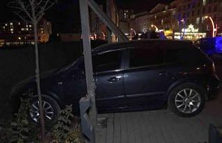 Alkollü sürücü, kaldırımdaki reklam tabelasına...