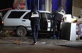 Alkollü sürücü kokoreççi dükkanına daldı