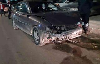 Alt geçit çıkışında lastiği patlayan otomobil...