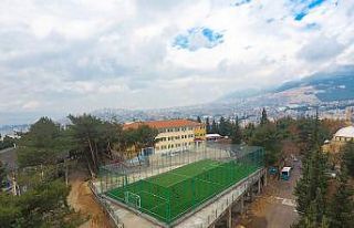 Altı pazar yeri üstü halı saha
