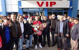 Altın madalya ile dönen Tuğçe Bektaş’a coşkulu...