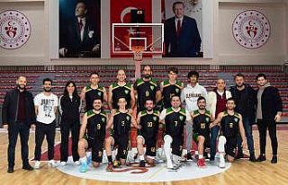 Altınova, basketbolda şampiyonluğa oynuyor